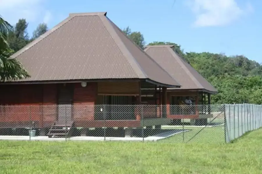 Bungalow sur pilotis avec toit traditionnel en pandanus, Raiatea