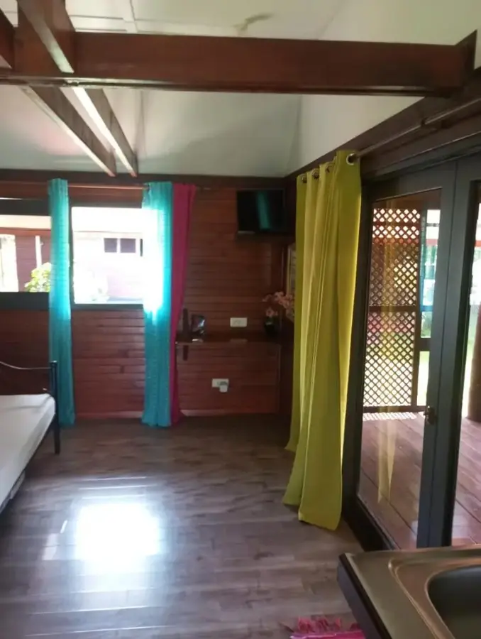 Intérieur d’un bungalow sur pilotis, ouvert sur l’extérieur