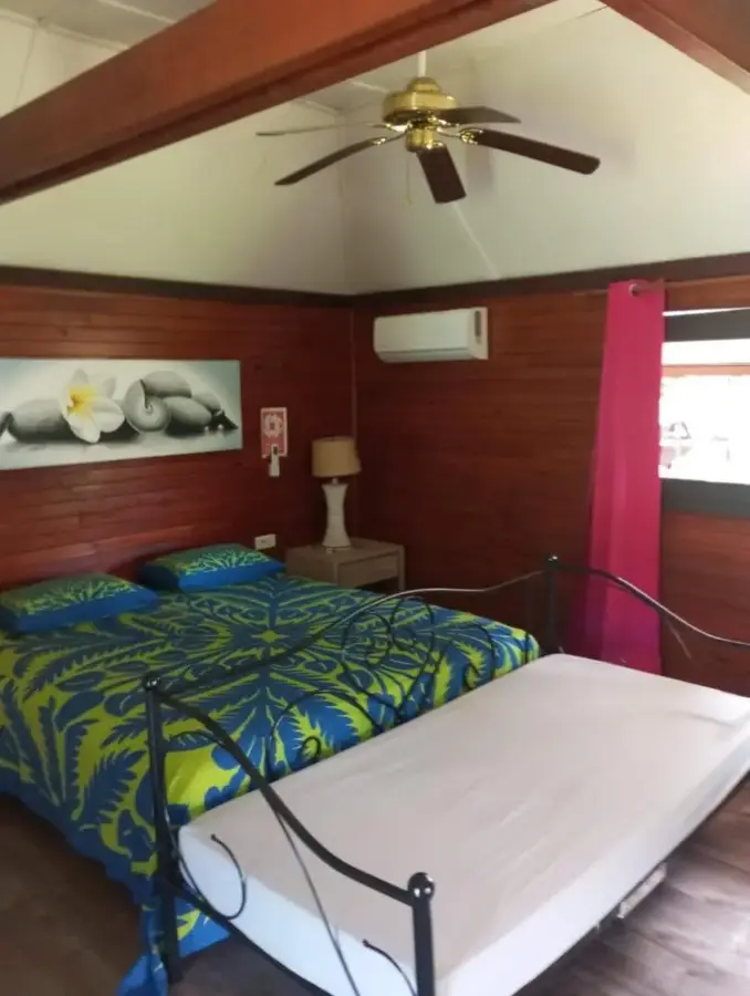 Chambre du bungalow studio avec lit et couchage d’appoint