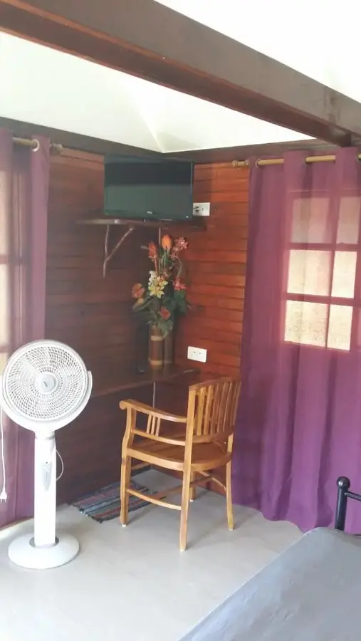 Coin bureau du bungalow studio avec chaise et ventilateur