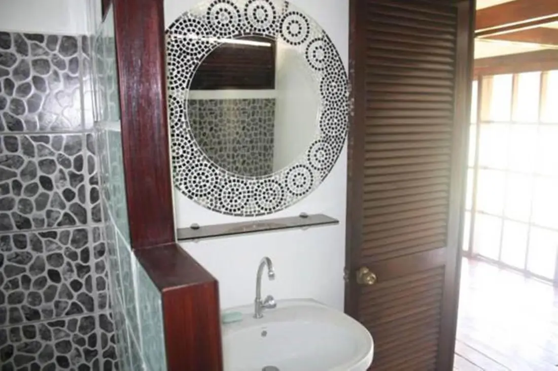 Détail de la salle de bain du bungalow studio